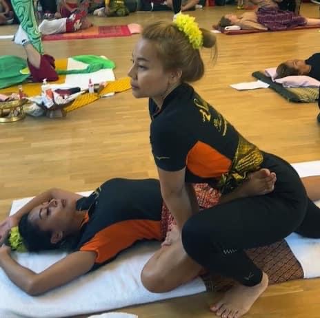 Mona voert een traditionele Thaise massage uit in Malden 4