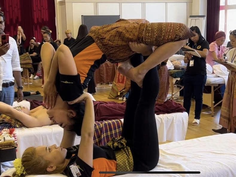 Mona voert een traditionele Thaise massage uit in Malden 5